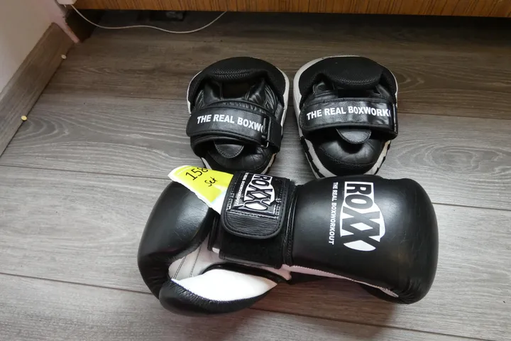 1 Paar ROXX Boxhandschuhe, 12-oz, schwarz/weiß + 1 Paar Pratzen (Handpolster), schwarz/weiß